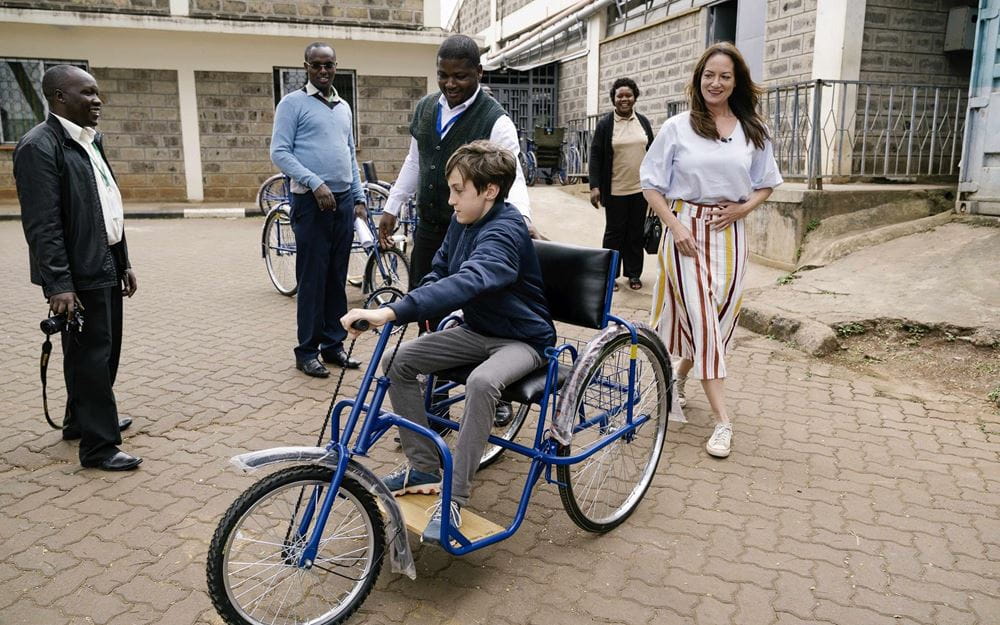 Reportage Kenia: Ein Alltag auf neun Quadratmetern; Foto: Jacob fährt mit einem Handfahrrad (Quelle: Dan Zoubek / Kindernothilfe) 