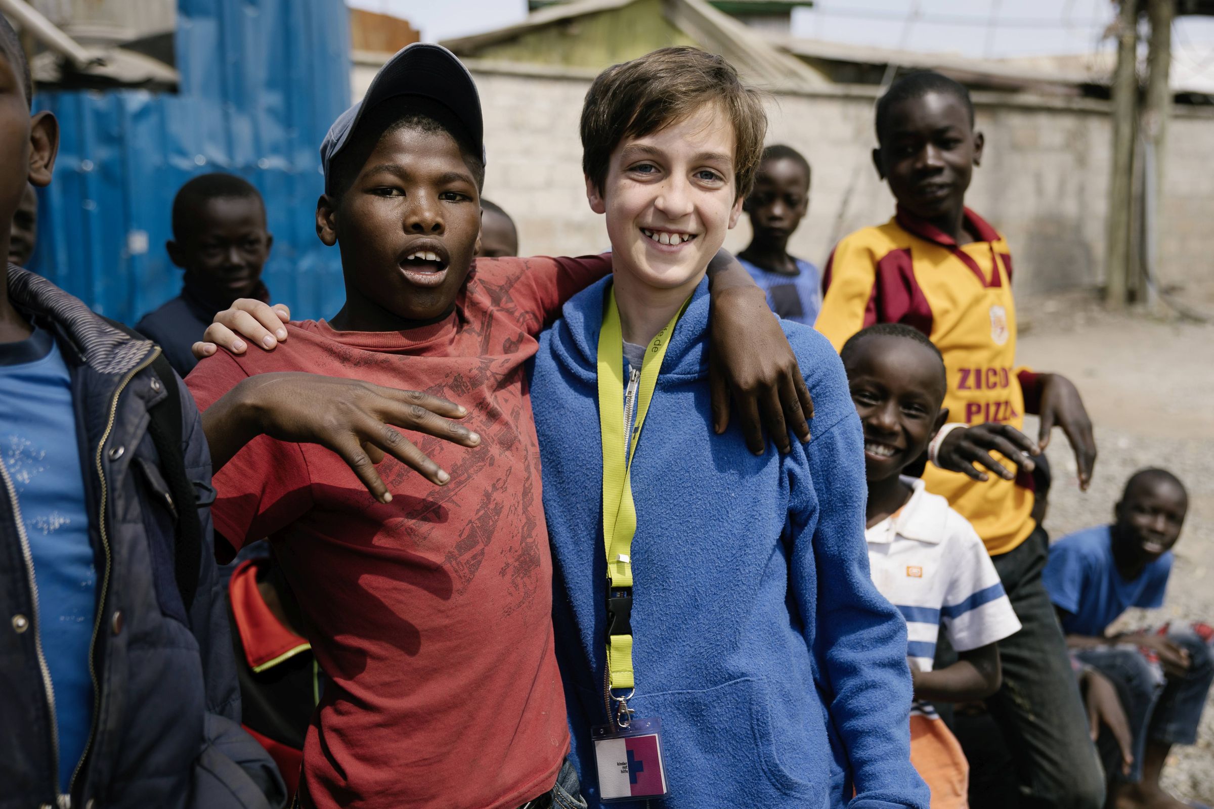 Reportage Kenia: Ein Alltag auf neun Quadratmetern; Foto: Jacob und Junge im Vordergrund, dahinter weitere Kinder (Quelle: Dan Zoubek / Kindernothilfe) 