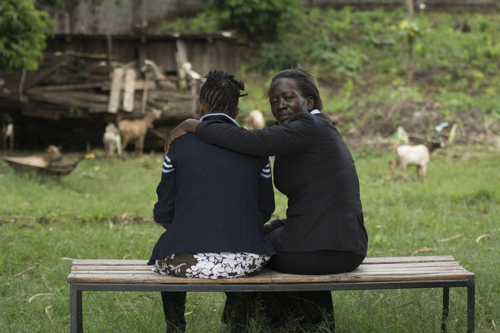 Joice Kuria mit einem der Mädchen im Tumaini Centre (Bild: Christian Nusch) Joice Kuria mit einem der Mädchen im Tumaini Centre (Bild: Christian Nusch)