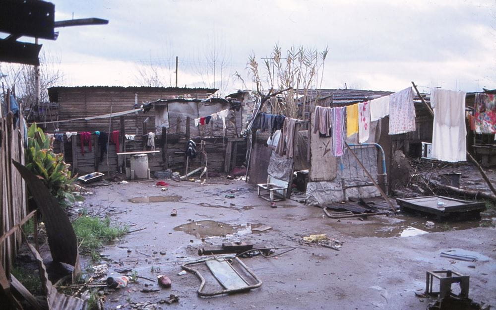 Reportage: Kindernothilfe-Partner in Chile; Foto: Hinterhof mit Wäscheleinen und Unrat in einem Armenviertel, aufgenommen in den 70er-/80er-Jahren (Quelle: Jürgen Schübelin / Kindernothilfe) 