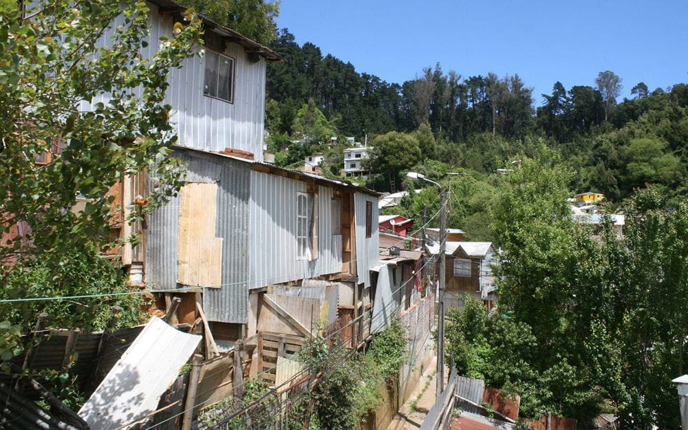 Reportage: Kindernothilfe-Partner in Chile; Foto: Das Armenviertel Aguita de la Perdiz heute, Blick auf einfache Hütten und Bäume (Quelle: Jürgen Schübelin / Kindernothilfe) 