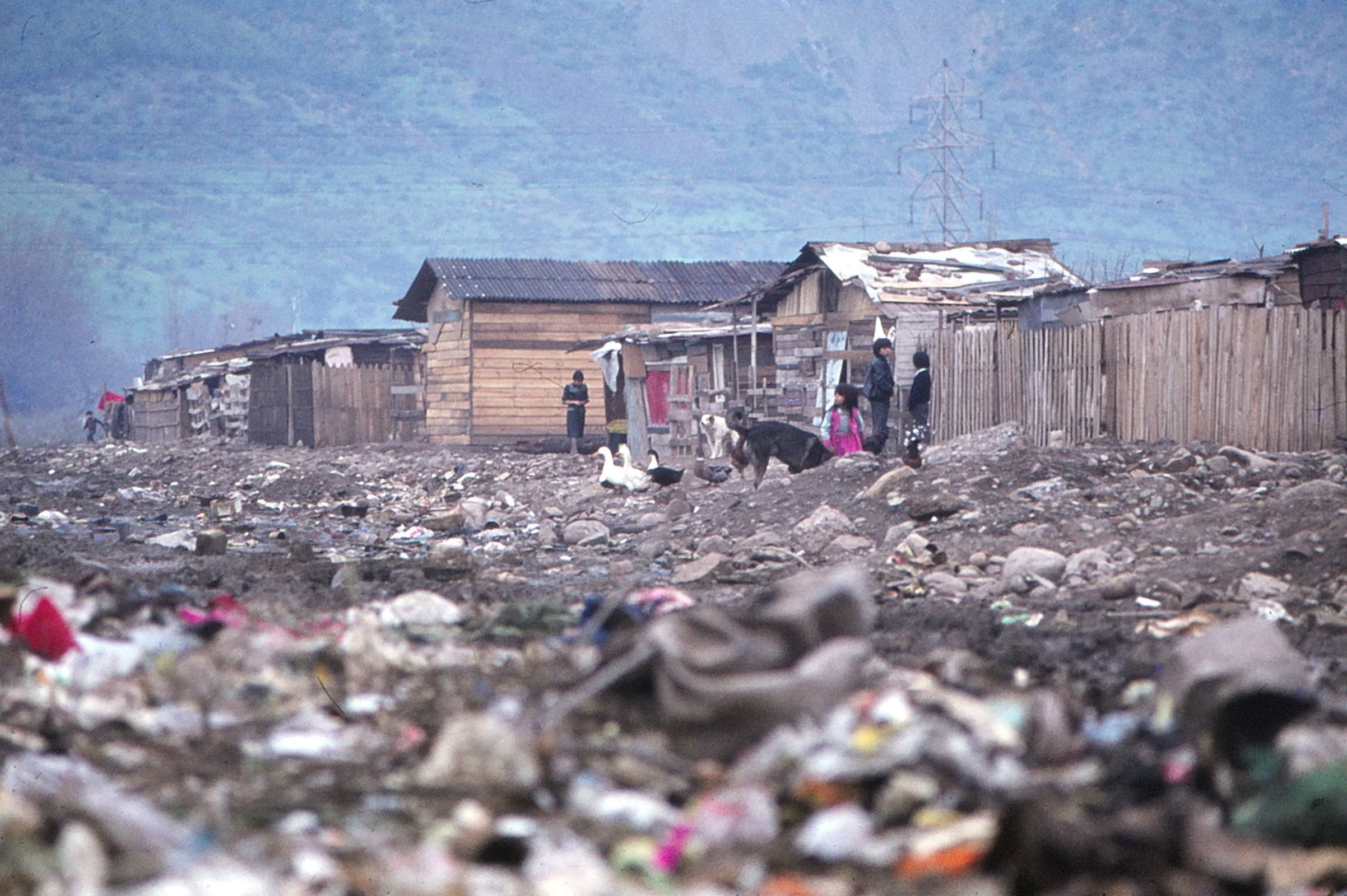 Reportage: Kindernothilfe-Partner in Chile; Foto: Hütten in einem Armenviertel, aufgenommen in den 70er-/80er-Jahren (Quelle: Jürgen Schübelin / Kindernothilfe) 