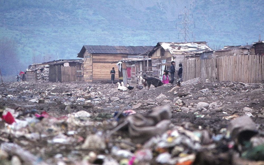 Reportage: Kindernothilfe-Partner in Chile; Foto: Hütten in einem Armenviertel, aufgenommen in den 70er-/80er-Jahren (Quelle: Jürgen Schübelin / Kindernothilfe) 