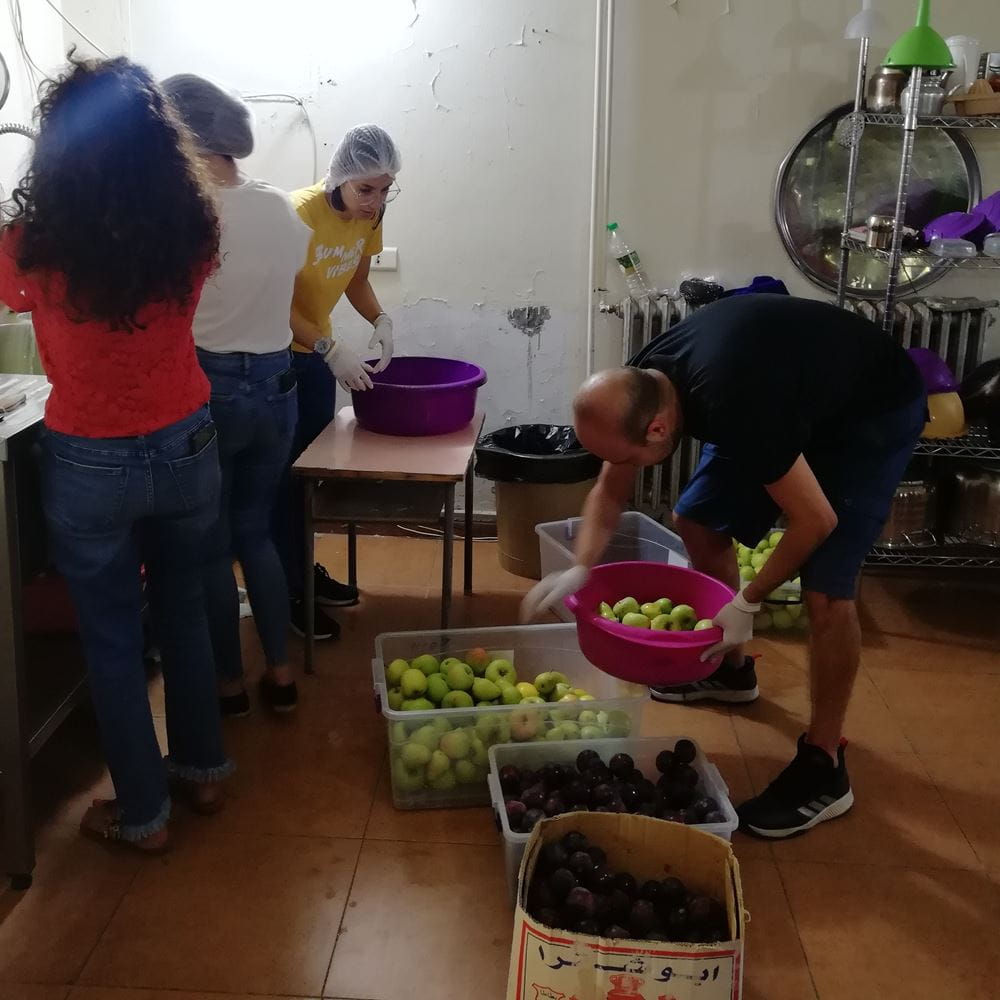 Kindernothilfe Partner verteilt Lebensmittel an die Menschen in Beirut nach der Explosion