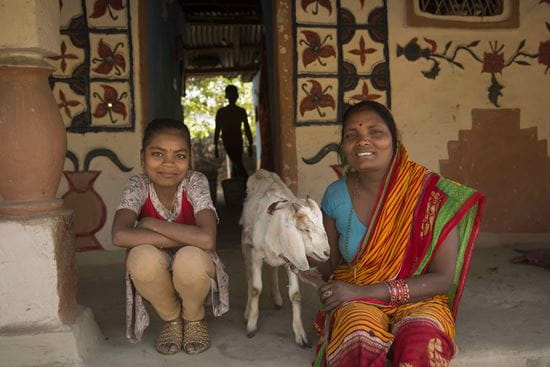 Nepal - eine Frau mit ihrer Tochter und einer Ziege (Quelle: Christian Nusch)