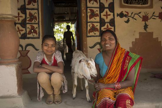 Nepal - eine Frau mit ihrer Tochter und einer Ziege (Quelle: Christian Nusch) Nepal - eine Frau mit ihrer Tochter und einer Ziege (Quelle: Christian Nusch)