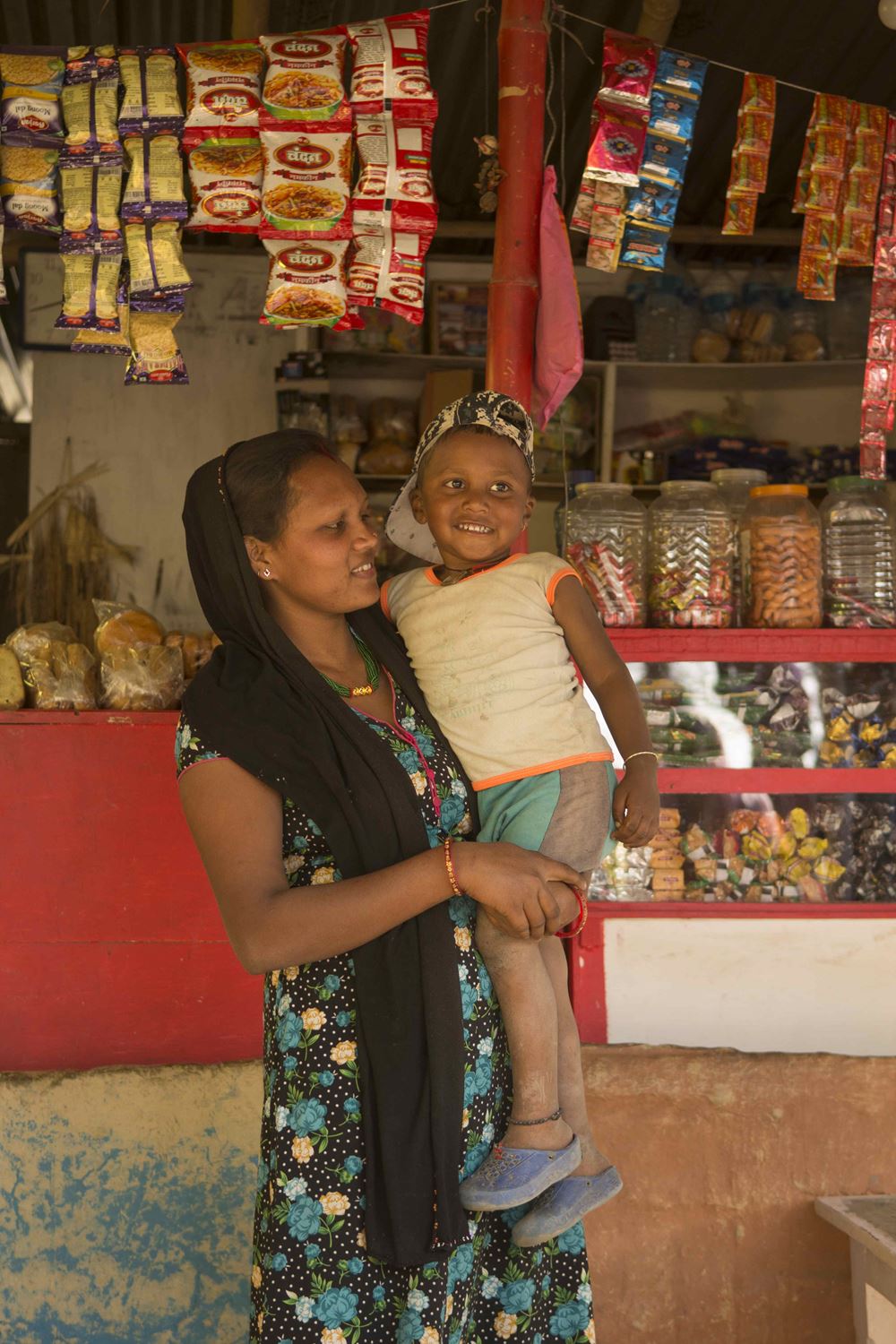 Eine Frau mit ihrem Sohn vor einem Kiosk (Quelle: Christian Nusch)
