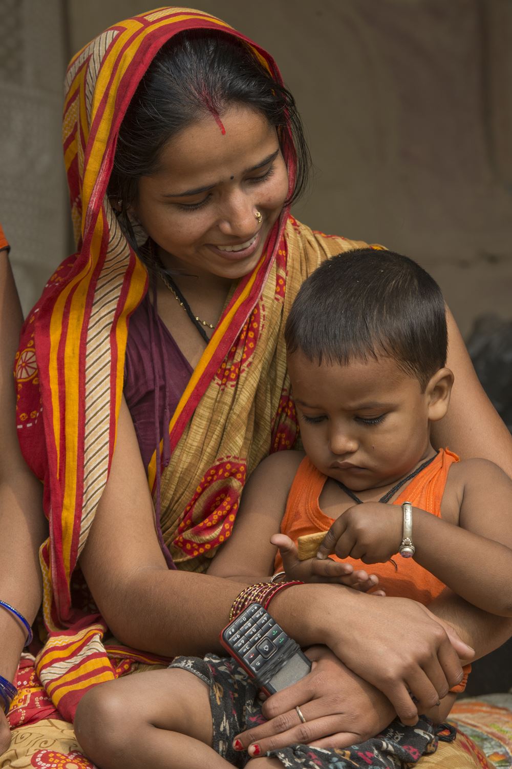 Eine junge Mutter mit ihrem kleinen Sohn auf dem Schoß (Quelle: Christian Nusch)
