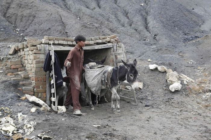 Reportage Pakistan: Das Leben riskieren, um zu überleben; Foto: Junge kommt mit Esel aus Mine (Quelle: Christian Herrmanny / Kindernothilfe)