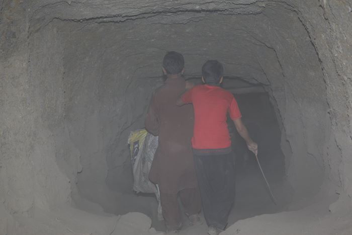 Reportage Pakistan: Das Leben riskieren, um zu überleben; Foto: Zwei Kinder in der Mine, von hinten aufgenommen (Quelle: Christian Herrmanny / Kindernothilfe)