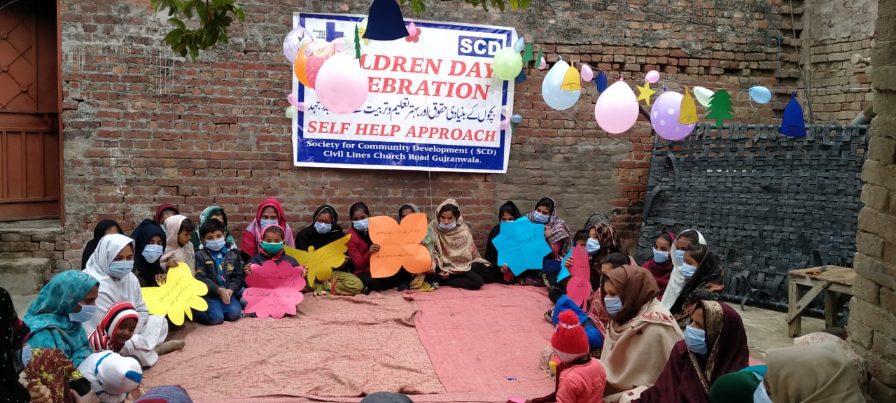 Mitglieder einer Selbsthilfegruppe aus Pakistan feiern den Internationalen Kindertag. (Quelle: Kindernothilfe-Partner)