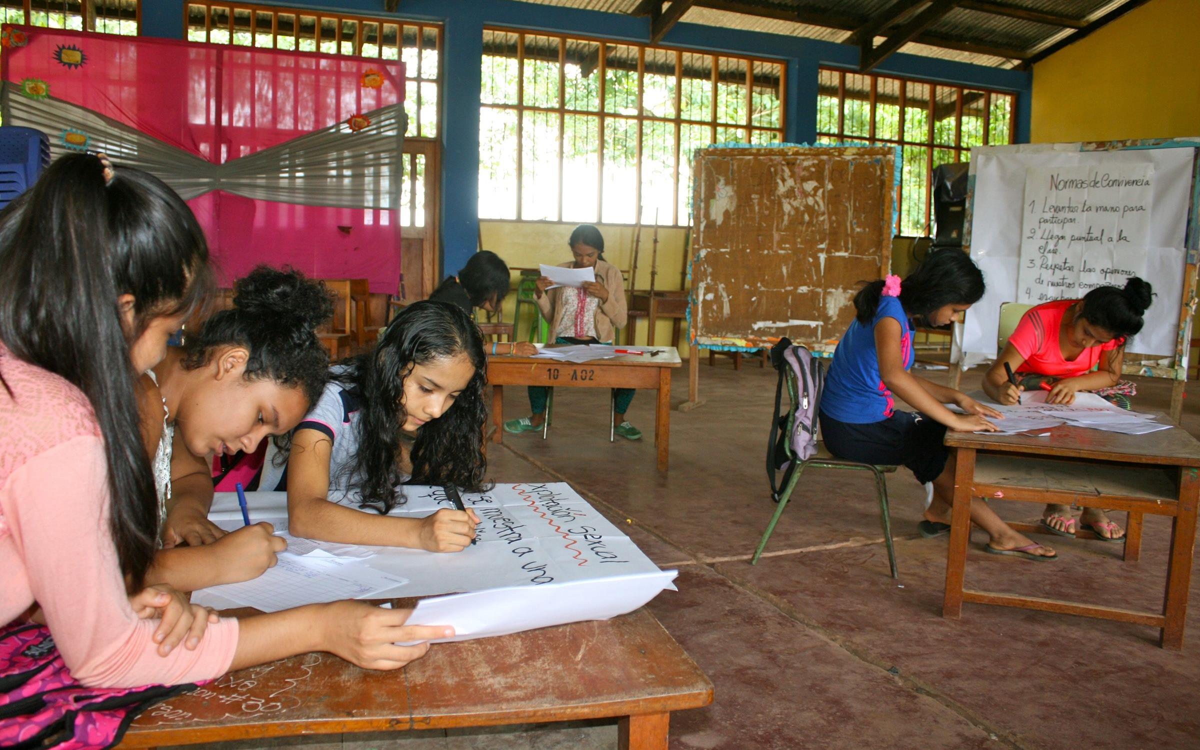 Reportage "Kinderhandel in Peru: Gemeinsam gegen Trata"; Foto: Kinder malen Plakate (Quelle: Jürgen Schübelin / Kindernothilfe)