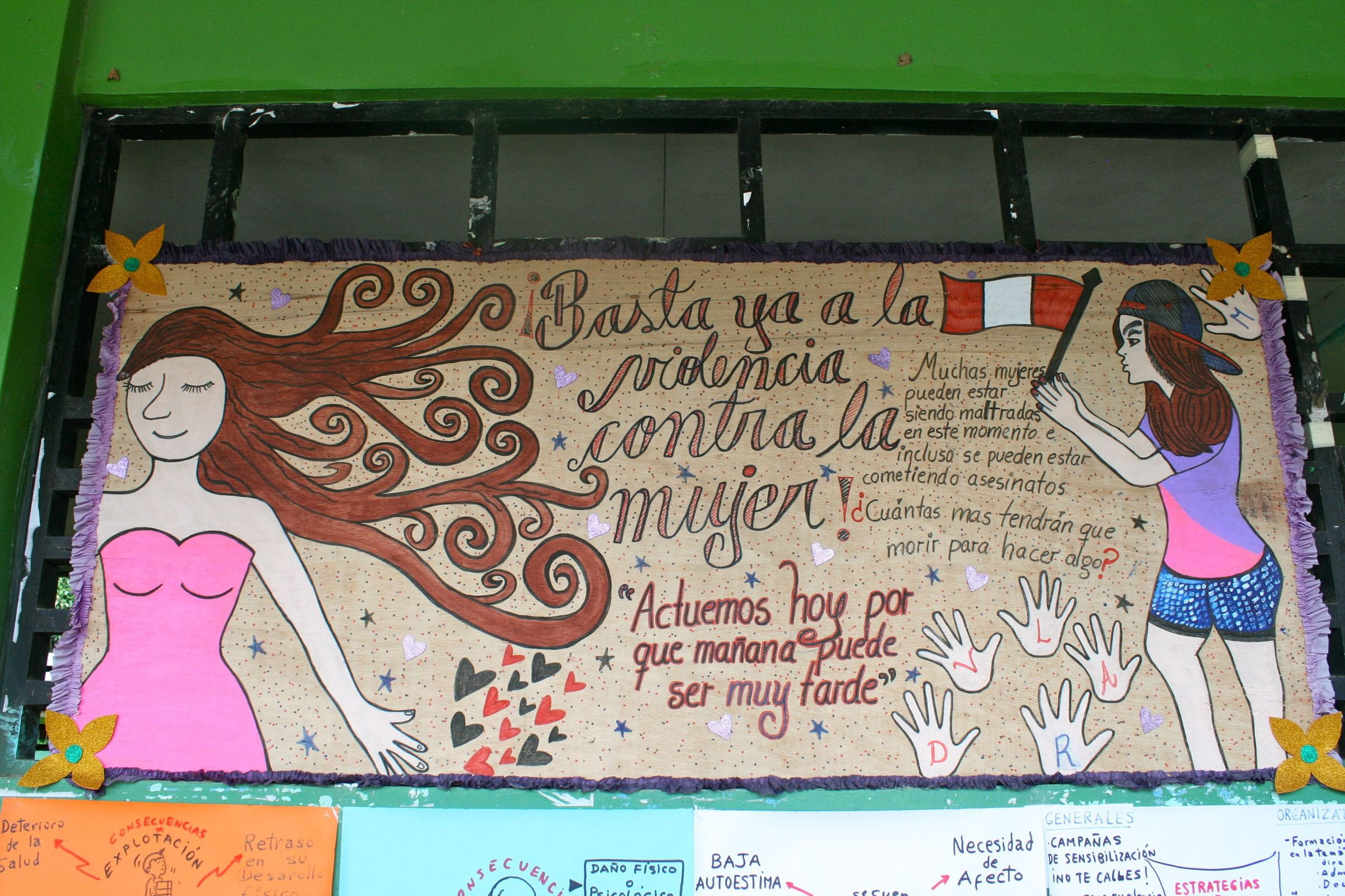 Reportage "Kinderhandel in Peru: Gemeinsam gegen Trata"; Foto: Von Kindern gemaltes Plakat gegen Gewalt an Frauen (Quelle: Jürgen Schübelin / Kindernothilfe)