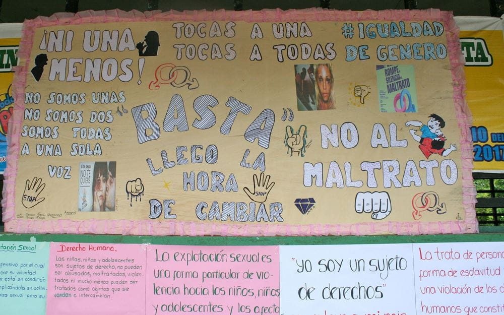 Reportage "Kinderhandel in Peru: Gemeinsam gegen Trata"; Foto: Von Kindern gemaltes Plakat gegen Missbrauch (Quelle: Jürgen Schübelin / Kindernothilfe)