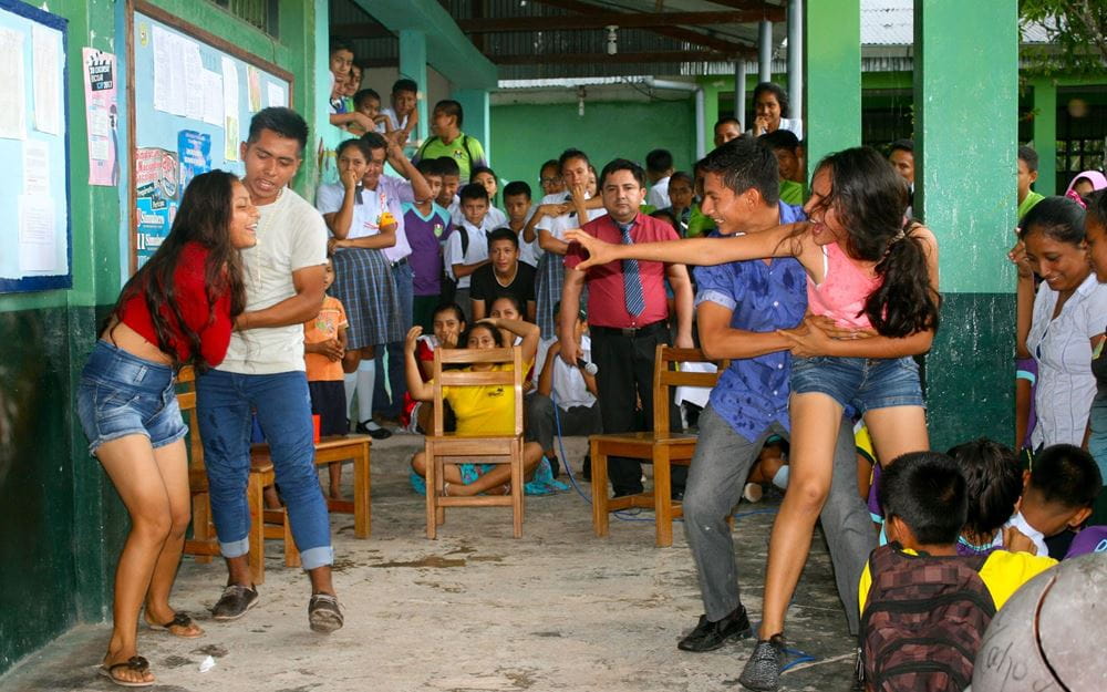 Reportage "Kinderhandel in Peru: Gemeinsam gegen Trata"; Foto: Mitglieder der Theater-AG im Schulgebäude (Quelle: Jürgen Schübelin / Kindernothilfe)