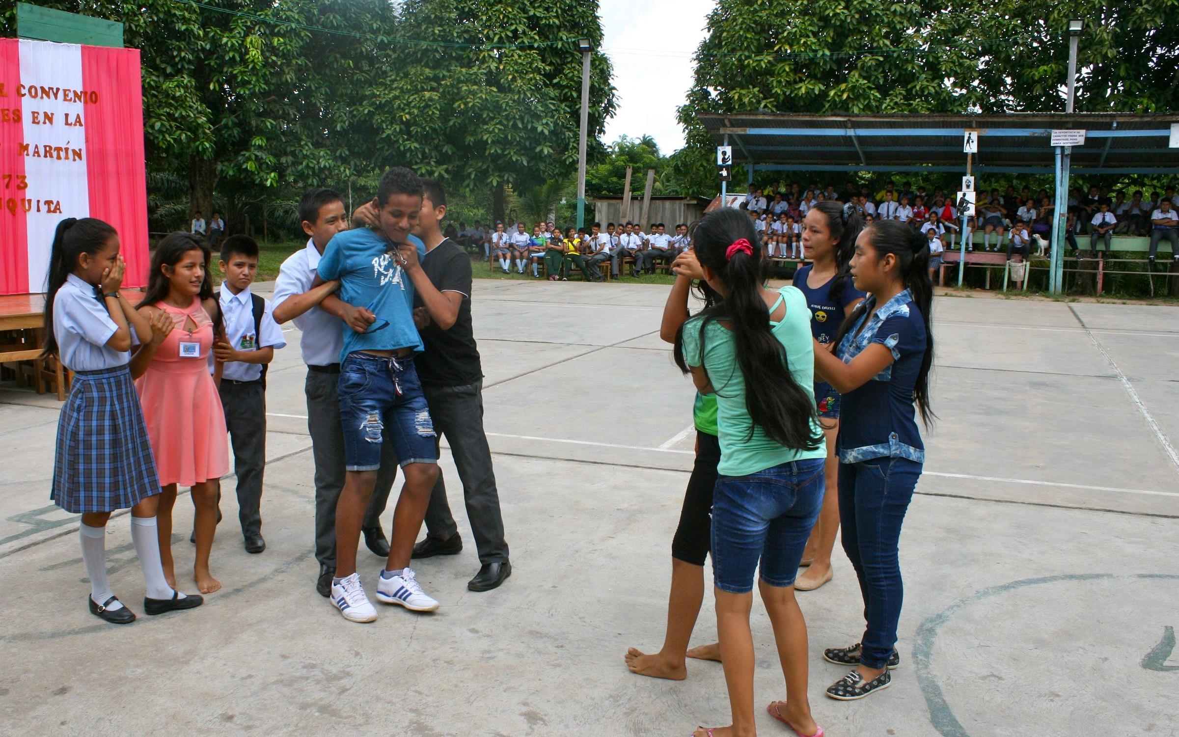 Reportage "Kinderhandel in Peru: Gemeinsam gegen Trata"; Foto: Kinder führen Theaterstück auf Hof auf (Quelle: Jürgen Schübelin / Kindernothilfe)