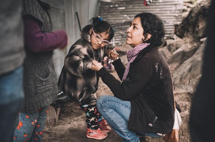 Reportage Peru: Kindernothilfe-Botschafter Wincent Weiss besucht ein Projekt; Foto: Frau und Kind  (Quelle: Christoph Köstlin / Kindernothilfe)
