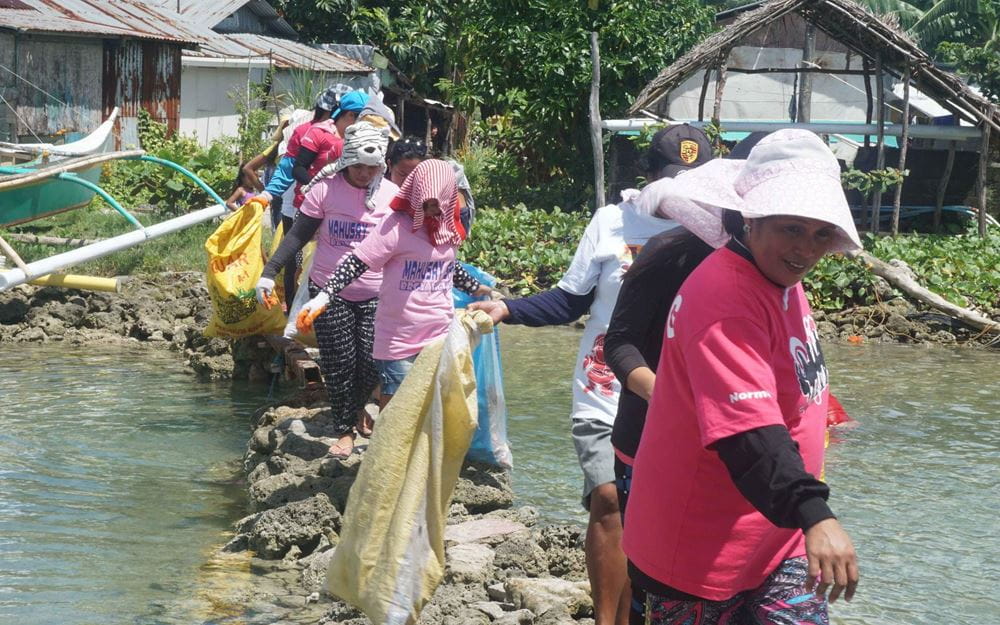 Reportage Philippinen: Ein Taifun als Weckruf; Foto: Mitglieder der SHG Coastal Cleanup bei ihrer Arbeit  (Quelle: Ludwig Grunewald / Kindernothilfe)