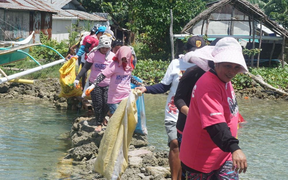 Reportage Philippinen: Ein Taifun als Weckruf; Foto: Mitglieder der SHG Coastal Cleanup bei ihrer Arbeit (Quelle: Ludwig Grunewald / Kindernothilfe) Reportage Philippinen: Ein Taifun als Weckruf; Foto: Mitglieder der SHG Coastal Cleanup bei ihrer Arbeit (Quelle: Ludwig Grunewald / Kindernothilfe)