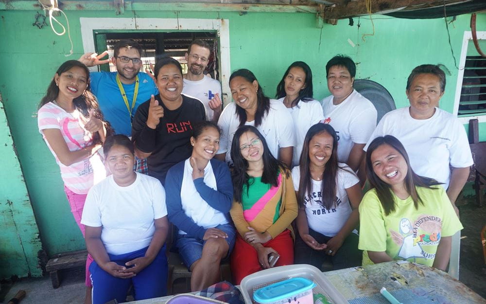 Reportage Philippinen: Ein Taifun als Weckruf; Foto: Gruppenbild, Selbsthilfegruppe Hamowaron und Mitarbeiter der Kindernothilfe (Quelle: Kennedy Cacao) Reportage Philippinen: Ein Taifun als Weckruf; Foto: Gruppenbild, Selbsthilfegruppe Hamowaron und Mitarbeiter der Kindernothilfe (Quelle: Kennedy Cacao)
