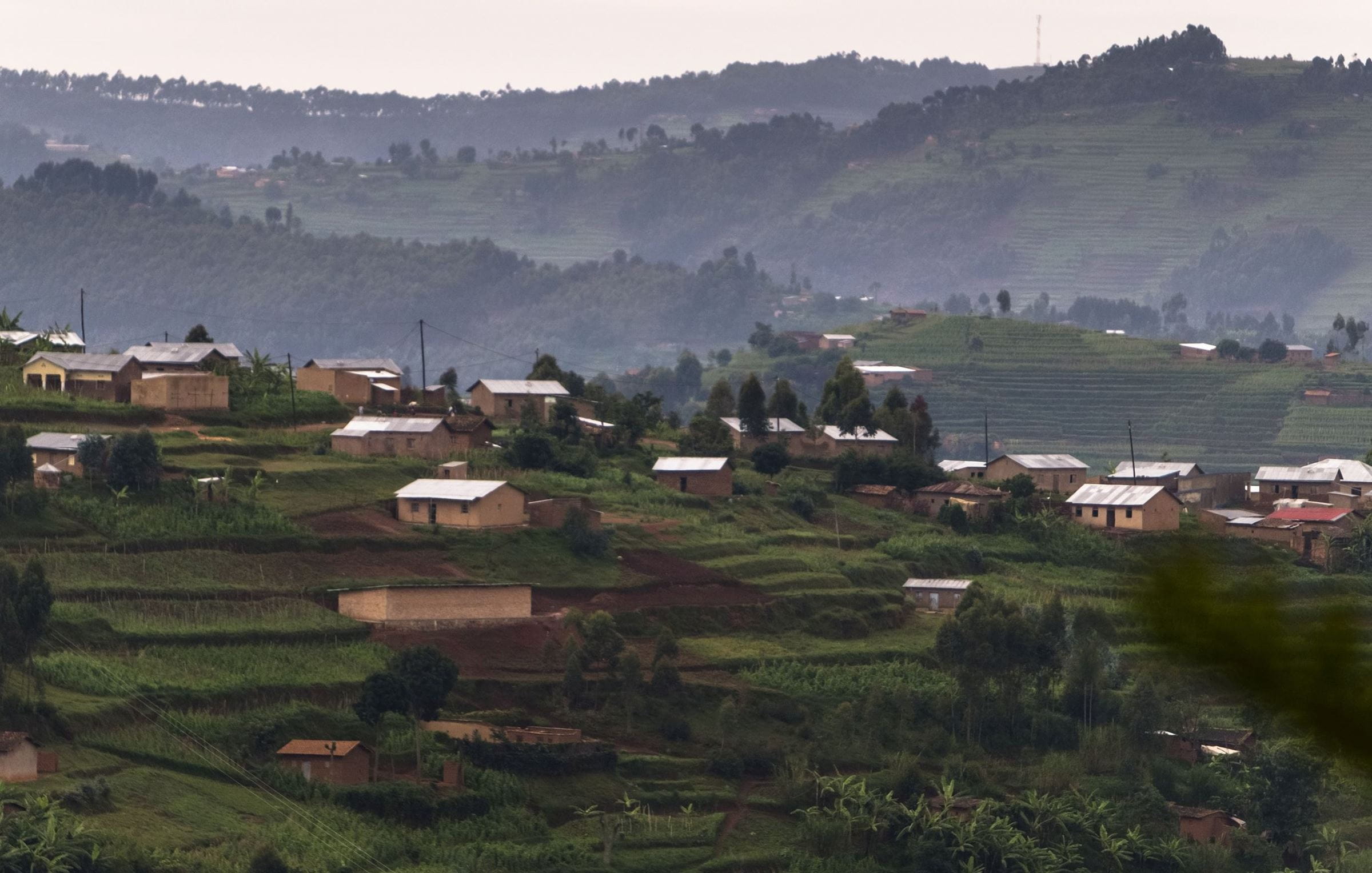 Reportage Ruanda: Aus Feinden wurden Freunde; Foto: Landschaft mit Bergen (Quelle: Jakob Studnar / Kindernothilfe)