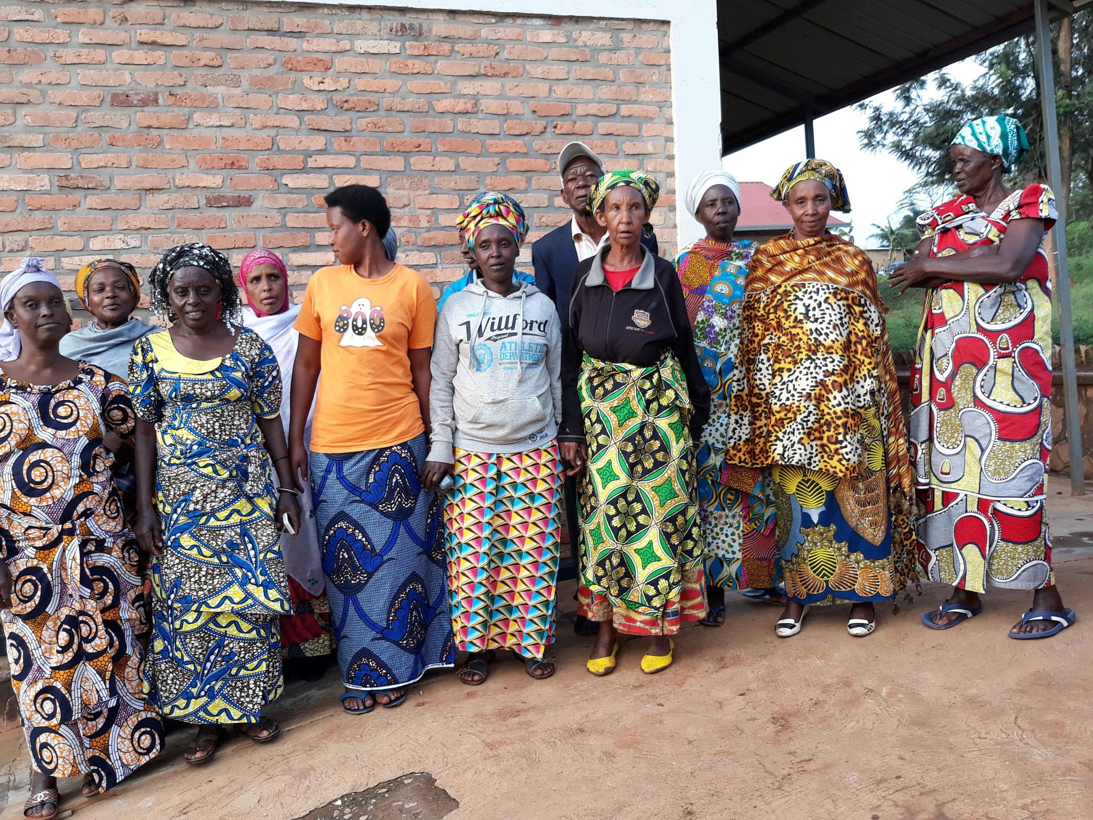 Reportage Ruanda: Aus Feinden wurden Freunde; Foto: Frauen des SHG Duterimbere, stehend (Quelle: Felix Kaloki / Kindernothilfe)