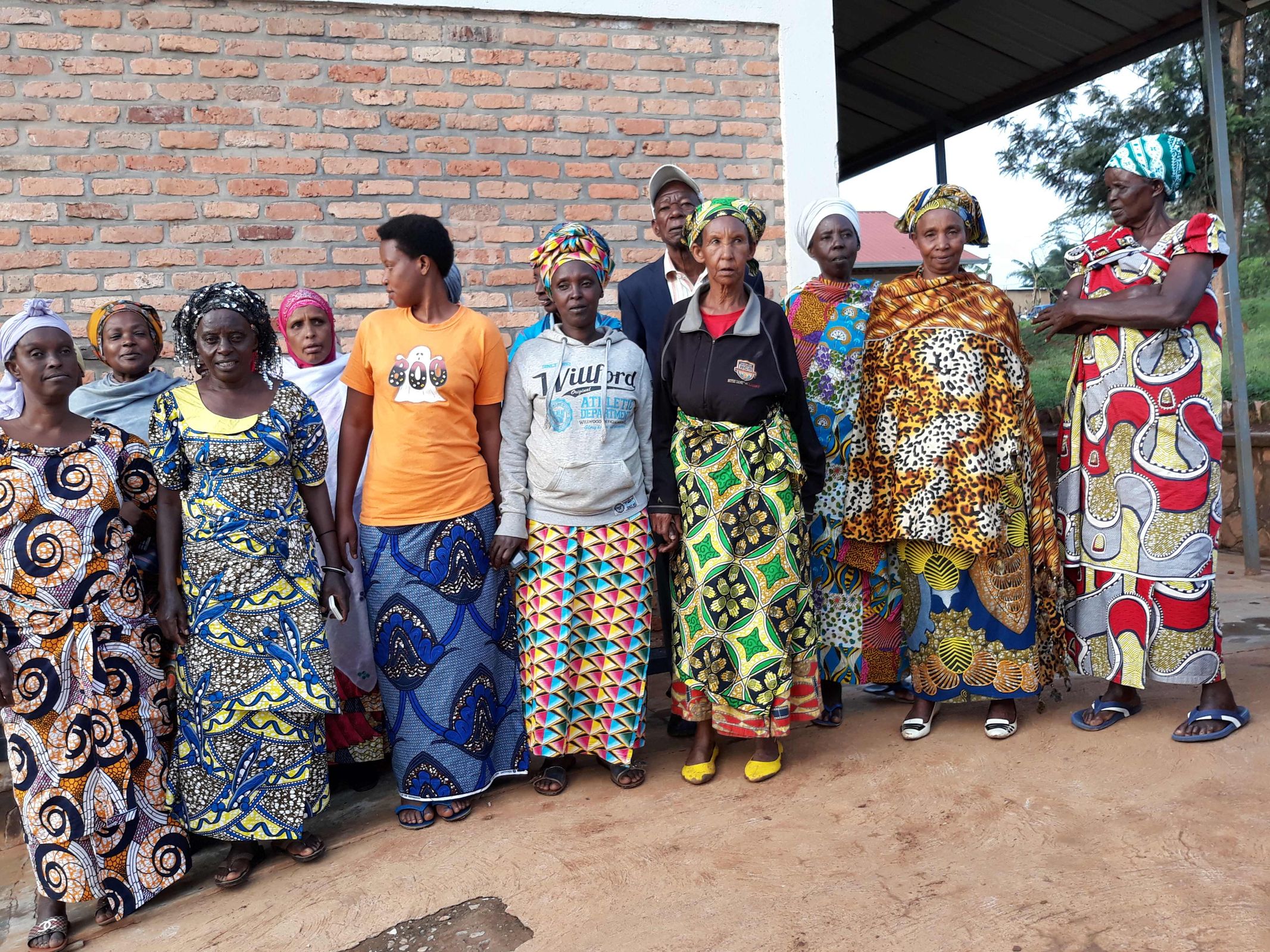 Reportage Ruanda: Aus Feinden wurden Freunde; Foto: Frauen des SHG Duterimbere, stehend (Quelle: Felix Kaloki / Kindernothilfe) Reportage Ruanda: Aus Feinden wurden Freunde; Foto: Frauen des SHG Duterimbere, stehend (Quelle: Felix Kaloki / Kindernothilfe)