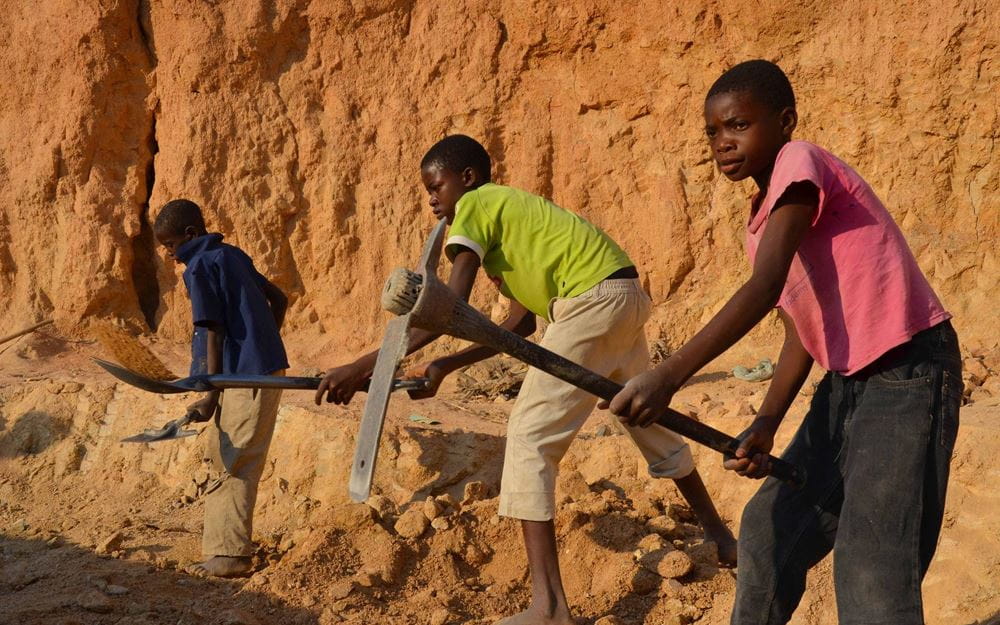 Reportage Sambia: "Ich mache nichts, außer zu arbeiten."; Foto: Drei Kinder arbeiten in der Sandgrube (Quelle: Christian Herrmanny / Kindernothilfe)
