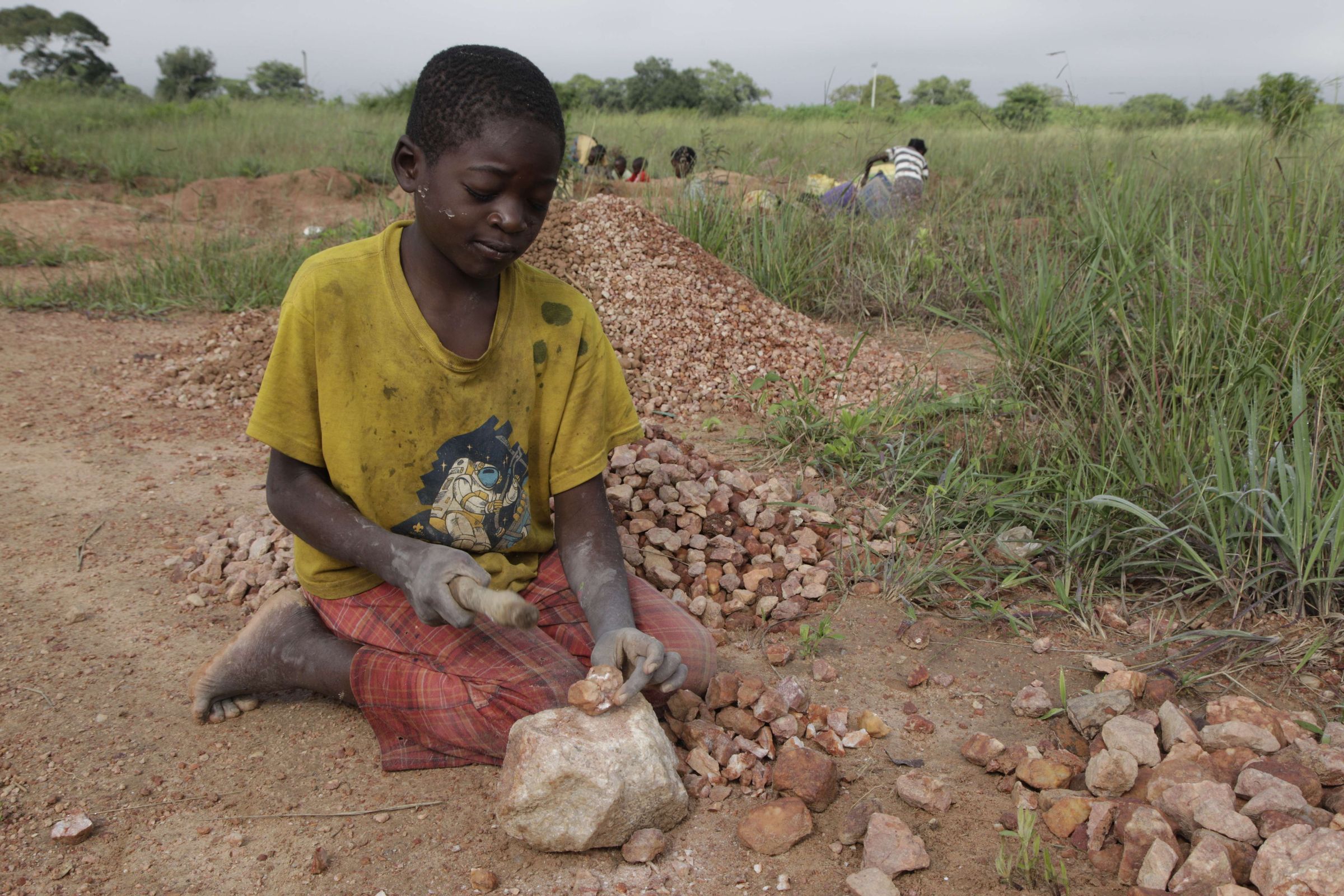 Reportage Sambia: "Ich mache nichts, außer zu arbeiten."; Foto: Junge arbeitet in Sandgrube (Quelle: Christian Herrmanny / Kindernothilfe)