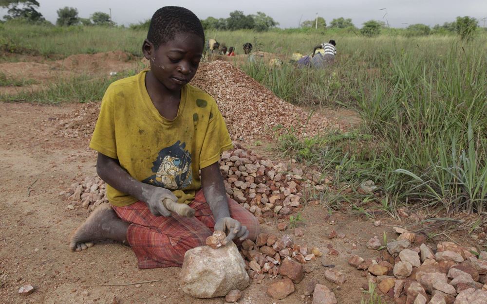 Reportage Sambia: "Ich mache nichts, außer zu arbeiten."; Foto: Junge arbeitet in Sandgrube (Quelle: Christian Herrmanny / Kindernothilfe) Reportage Sambia: "Ich mache nichts, außer zu arbeiten."; Foto: Junge arbeitet in Sandgrube (Quelle: Christian Herrmanny / Kindernothilfe)