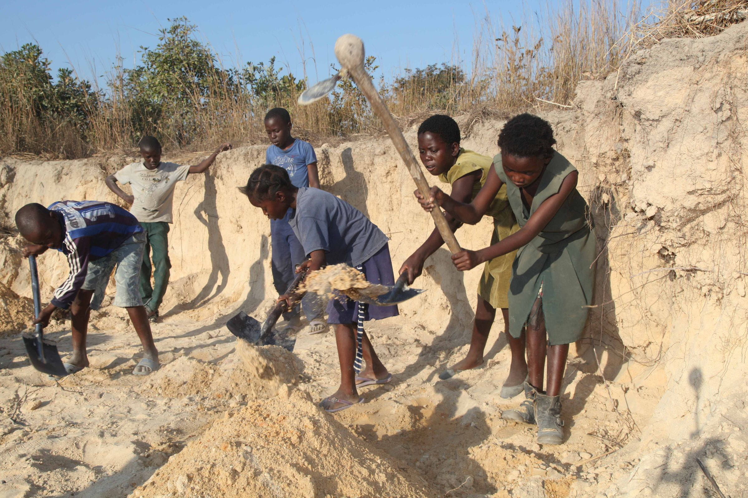 Reportage Sambia: "Ich mache nichts, außer zu arbeiten."; Foto: Kinder arbeiten in der Sandgrube (Quelle: Christian Herrmanny / Kindernothilfe)