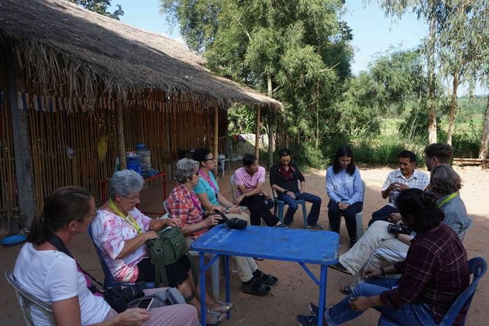 Reportage Thailand: Die Motoren des Wandels; Foto: Menschen sitzen auf Stühlen im Kreis vor einem Gebäude (Quelle: Kindernothilfe) Reportage Thailand: Die Motoren des Wandels; Foto: Menschen sitzen auf Stühlen im Kreis vor einem Gebäude (Quelle: Kindernothilfe)