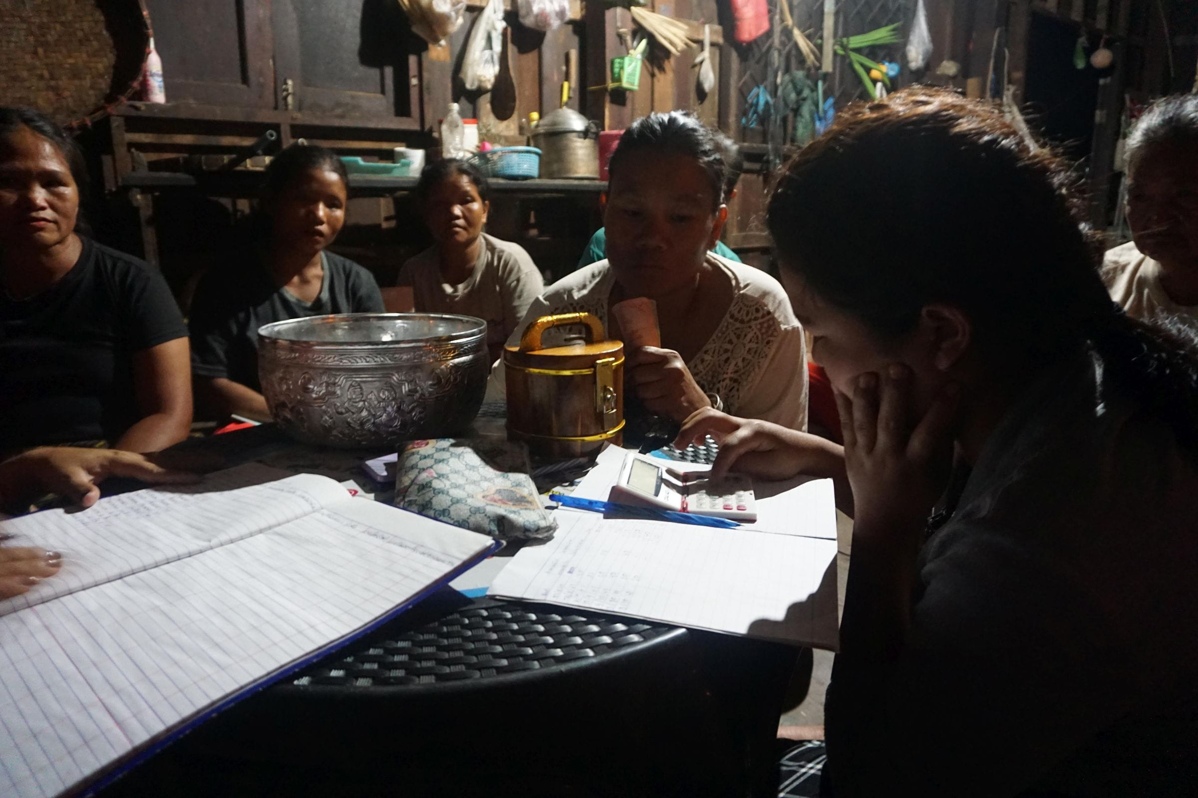 Reportage Thailand: Die Motoren des Wandels; Foto: Frauen sitzen um einen Tisch und arbeiten (Quelle: Kindernothilfe)