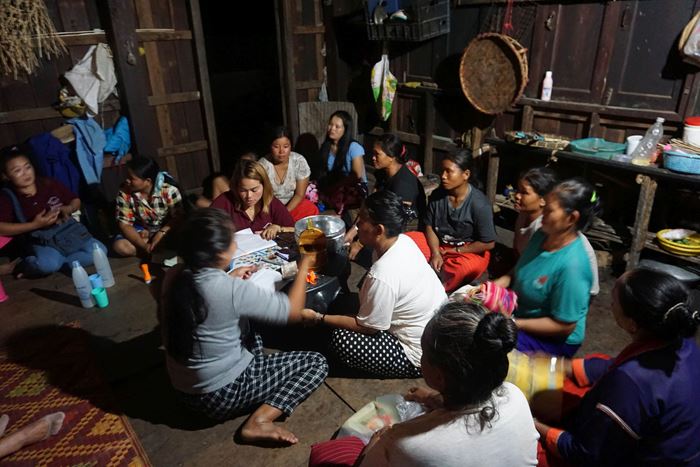 Reportage Thailand: Die Motoren des Wandels; Foto: Gruppenmitglieder sitzen auf dem Boden und reden  (Quelle: Kindernothilfe)