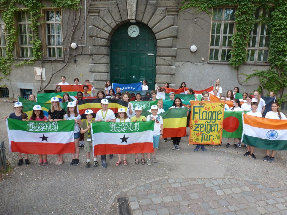 Schülerinnen und Schüler des Berliner Andreas-Gymnasiums mit verschiedenen Länderflaggen (Quelle: Andreasgymnasium)