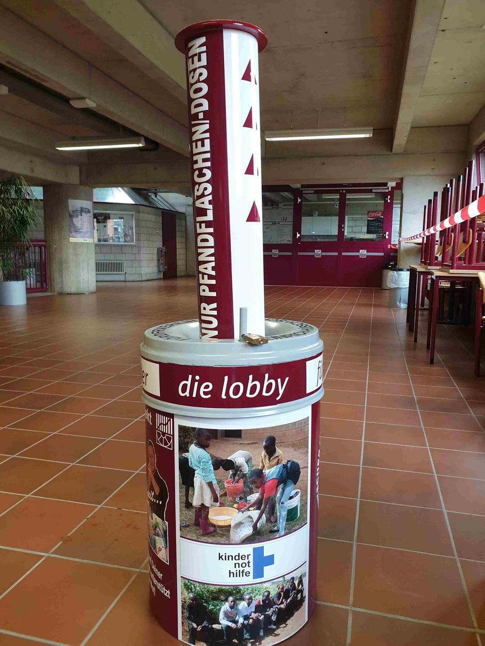 Schön gestaltete Tonne, in der die Pfandflaschen gesammelt werden Schön gestaltete Tonne, in der die Pfandflaschen gesammelt werden