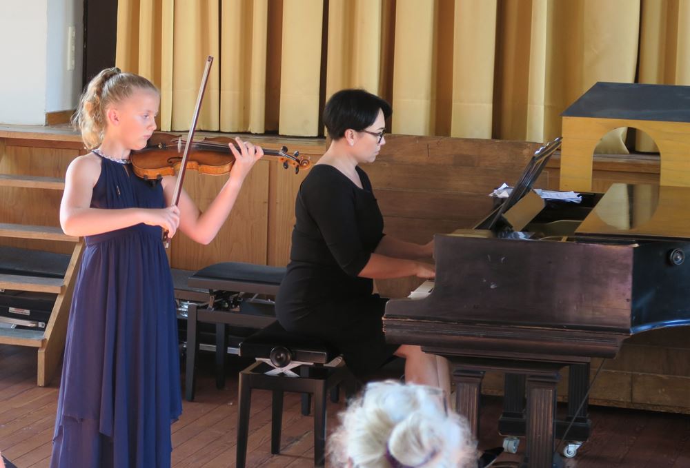 Johanna Liersch spielt Violine, begleitet von Anastasia Lokhova am Flügel (Quelle: Jochen Arnold)