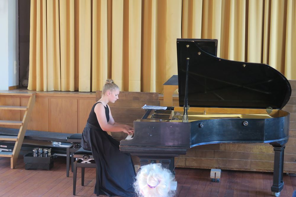 Charlotte Liersch am Flügel (Quelle: Jochen Arnold)