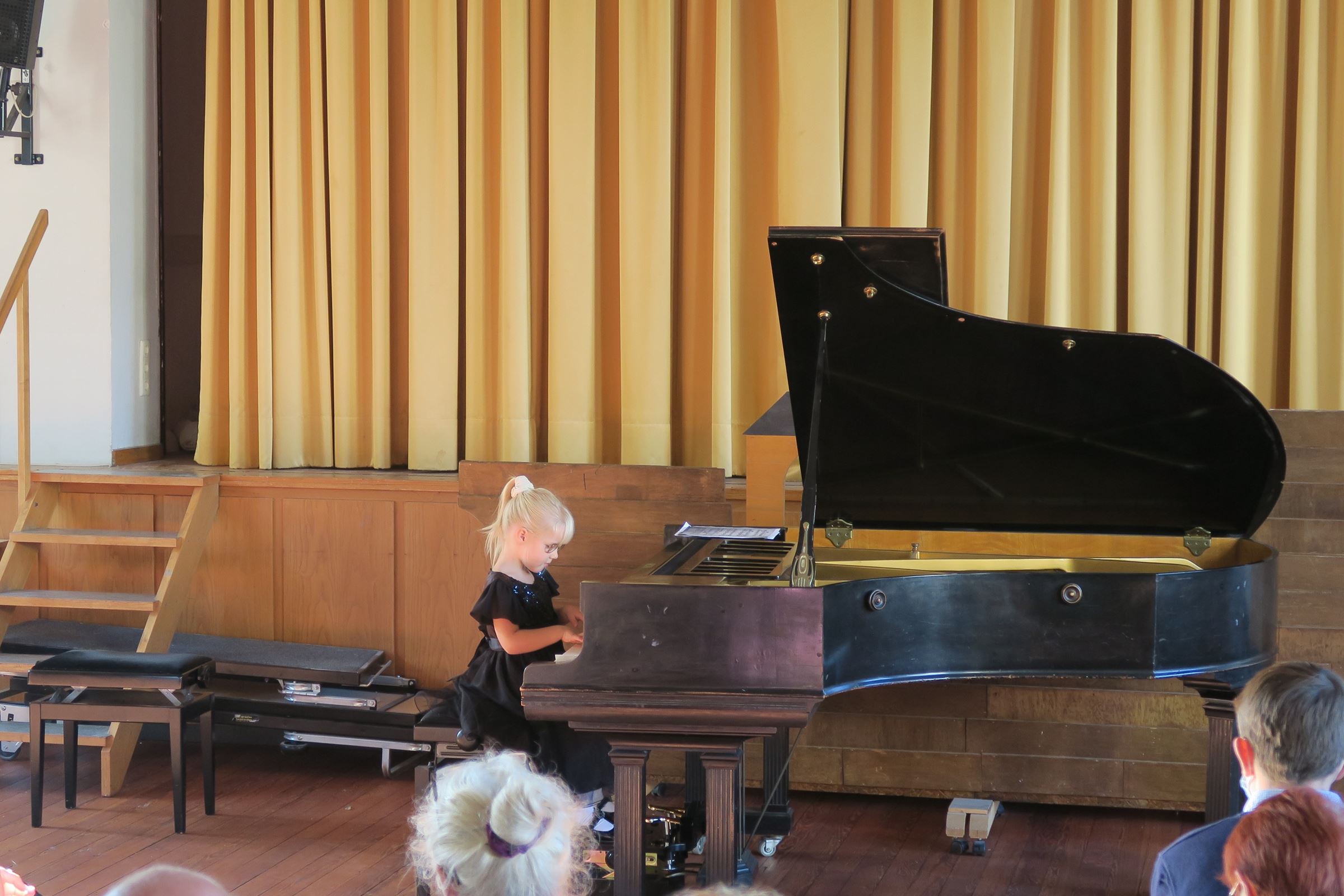 Die fünfjährige Eva spielt u. a. Bach und Beethoven (Quelle: Jochen Arnold)