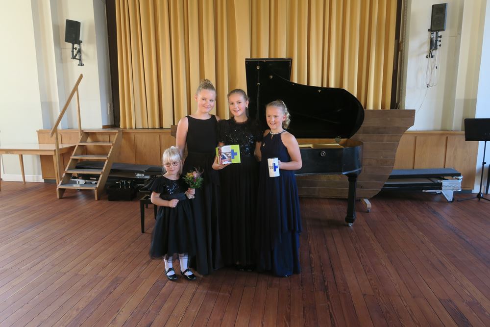 Die vier Ausnahmetalender der Familie Liersch nach ihrem Konzert im Gemeindesaal (Quelle: Jochen Arnold)