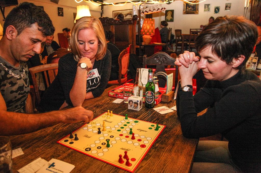 Drei Leute spielen Mensch-ärgere-dich-nicht (Quelle: Ralf Krämer)