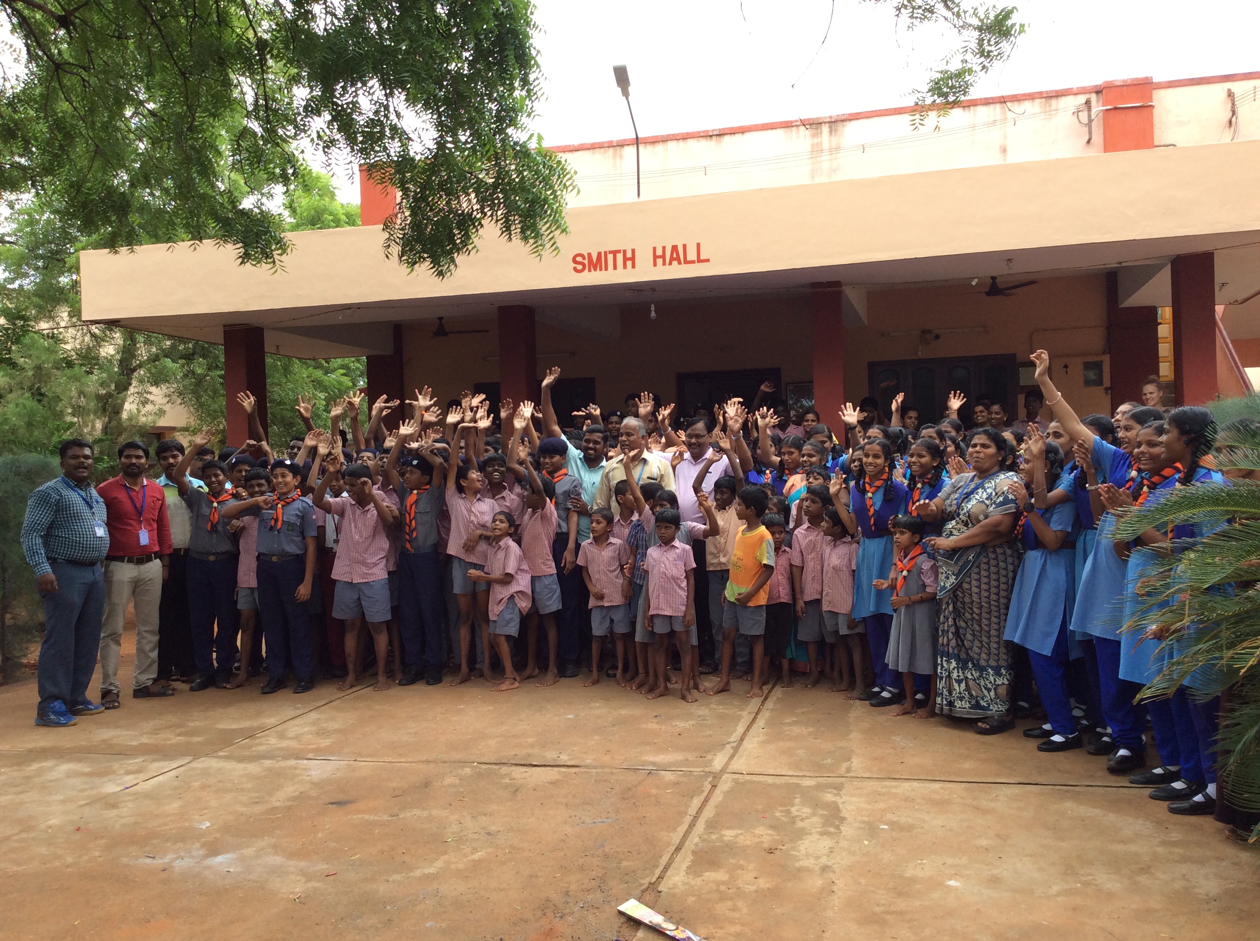 Die Kinder, die im Wohnheim leben, versammeln sich vor dem Gebäude. (Quelle: Kindernothilfe-Partner) Die Kinder, die im Wohnheim leben, versammeln sich vor dem Gebäude. (Quelle: Kindernothilfe-Partner)