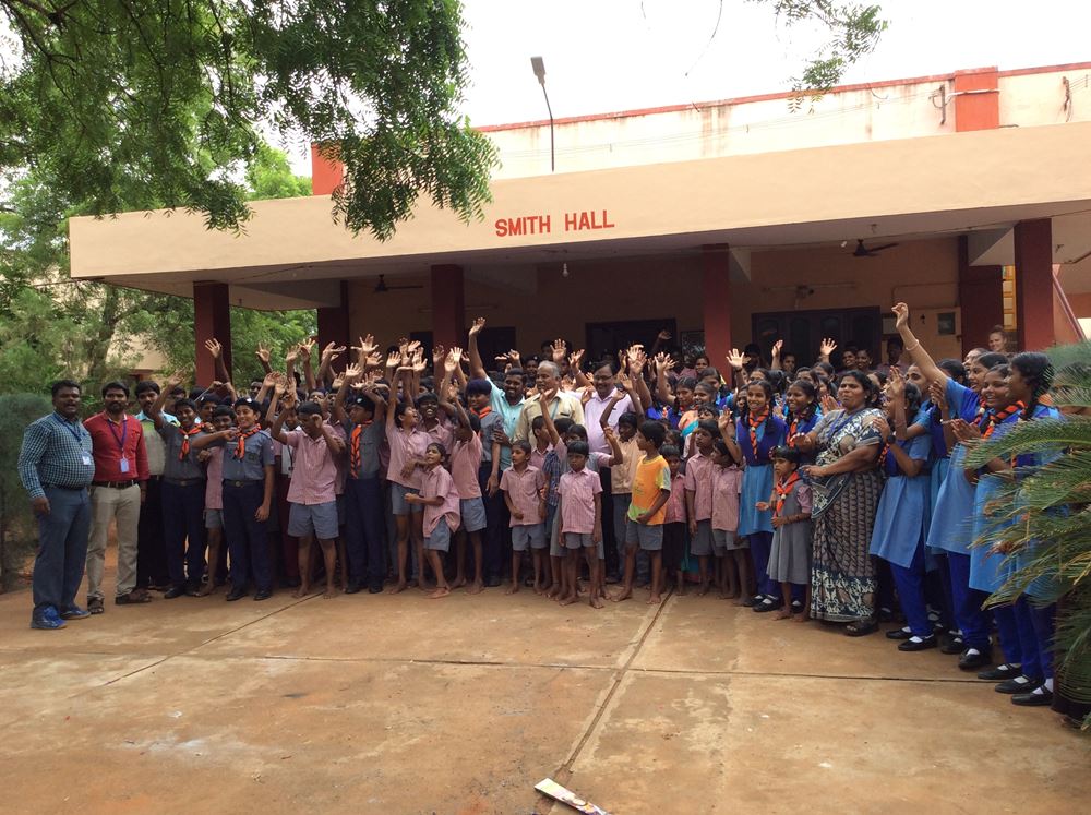 Die Kinder, die im Wohnheim leben, versammeln sich vor dem Gebäude. (Quelle: Kindernothilfe-Partner) Die Kinder, die im Wohnheim leben, versammeln sich vor dem Gebäude. (Quelle: Kindernothilfe-Partner)