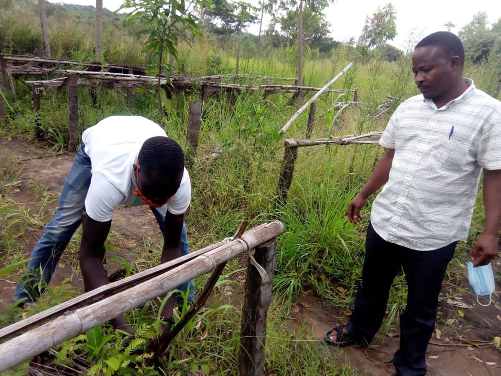 Ein junger Mann arbeitet auf einem Feld und wird von einem Ausbilder angeleitet. (Quelle: Kindernothilfe-Partner) Ein junger Mann arbeitet auf einem Feld und wird von einem Ausbilder angeleitet. (Quelle: Kindernothilfe-Partner)