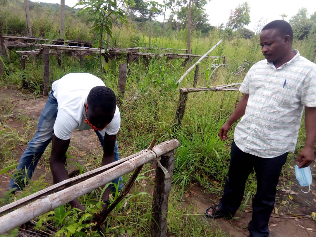 Ein junger Mann arbeitet auf einem Feld und wird von einem Ausbilder angeleitet. (Quelle: Kindernothilfe-Partner) Ein junger Mann arbeitet auf einem Feld und wird von einem Ausbilder angeleitet. (Quelle: Kindernothilfe-Partner)