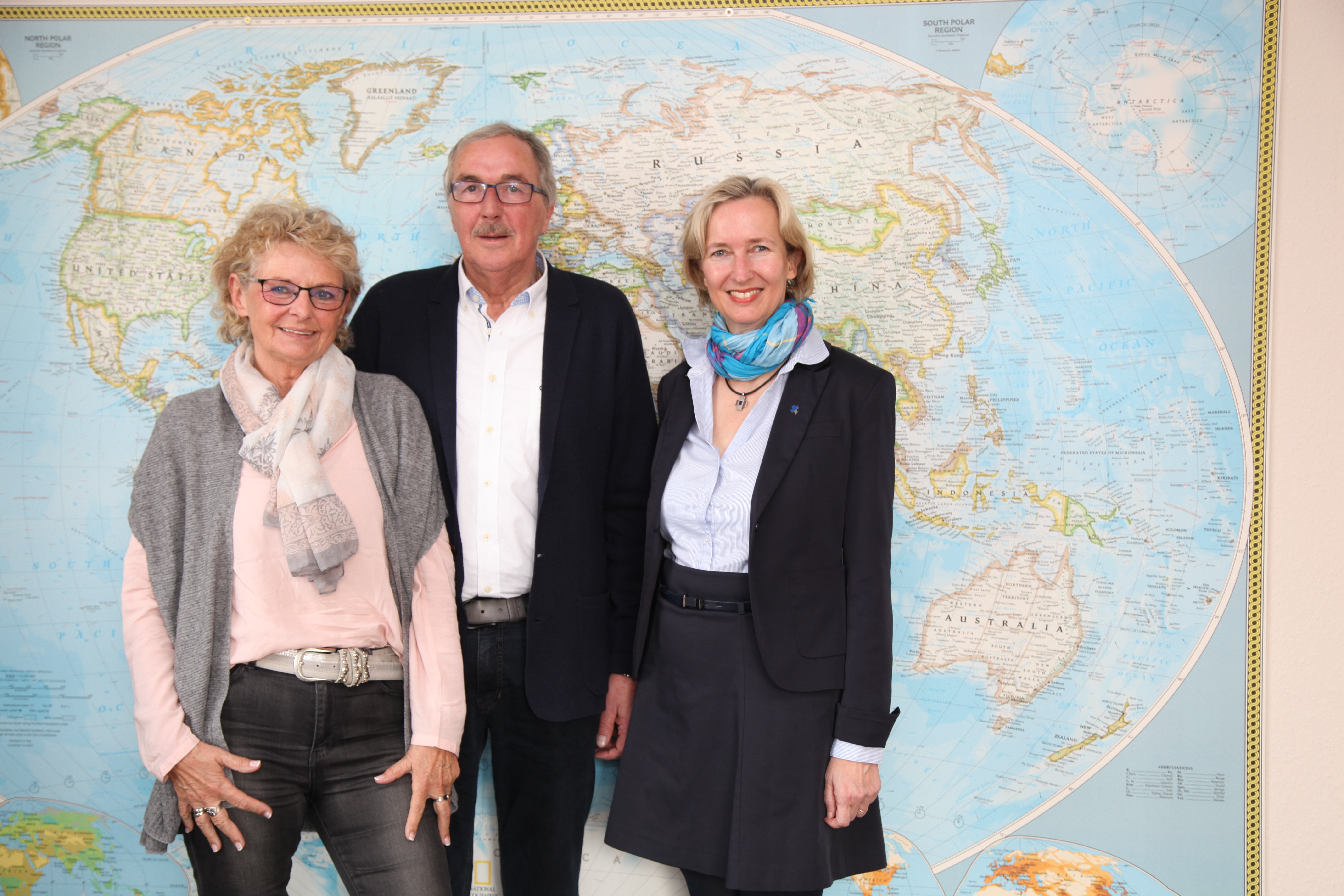 Janita und Johannes Wiggers mit Katrin Weidemann. (Quelle: Katharina Drzisga)
