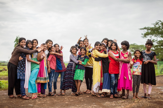 Gruppenfoto lachender indischer Mädchen (Quelle: Jakob Studnar)