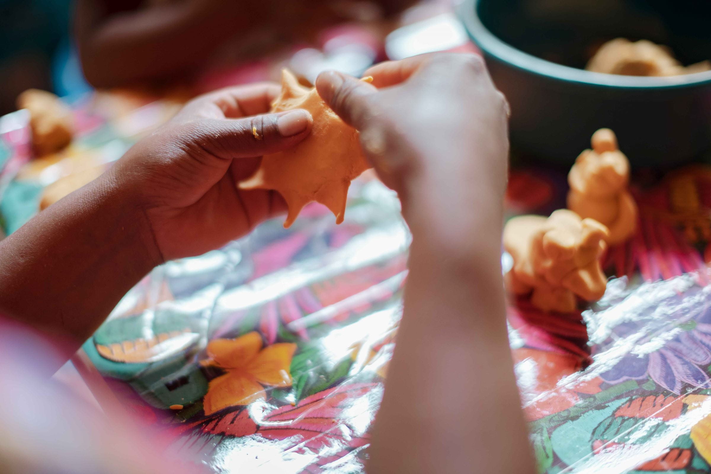 Kinderhände formen einen Stern aus gelber Knete. (Quelle: Jakob Studnar) Kinderhände formen einen Stern aus gelber Knete. (Quelle: Jakob Studnar)