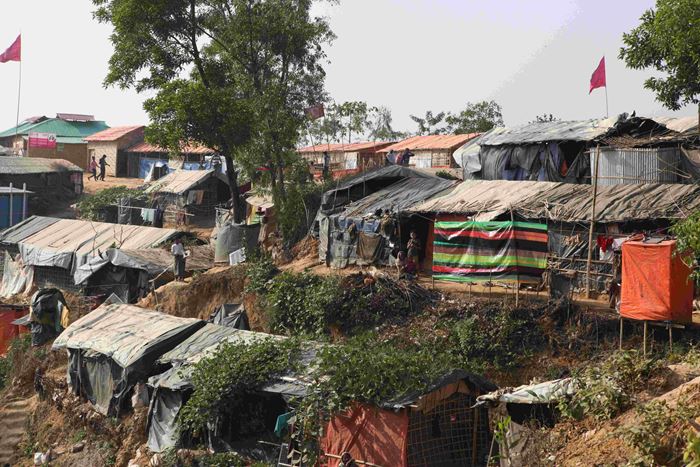 Das Flüchtlingslager Cox's Bazar in Bangladesch. Unzählige Hütten aus Ästen und Plastikplanen reihen sich an einander. (Quelle: Christian Herrmanny)
