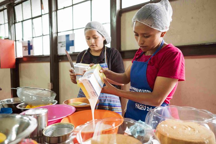 Zwei Mädchen aus Guatemala backen in einer modernen Küche in einem Ausbildungszentrum. (Quelle: Jakob Studnar)